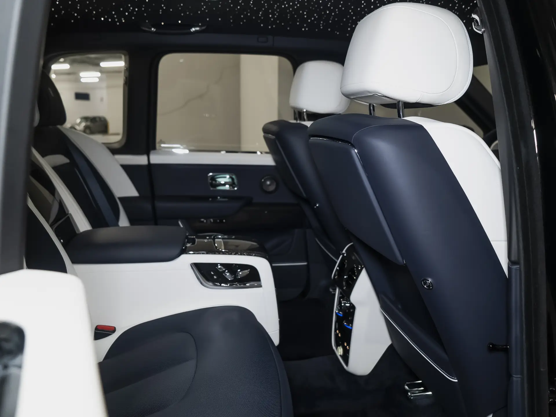 Rolls-Royce Cullinan Black Badge, I Рестайлинг, 2025 купить в салоне Million Miles