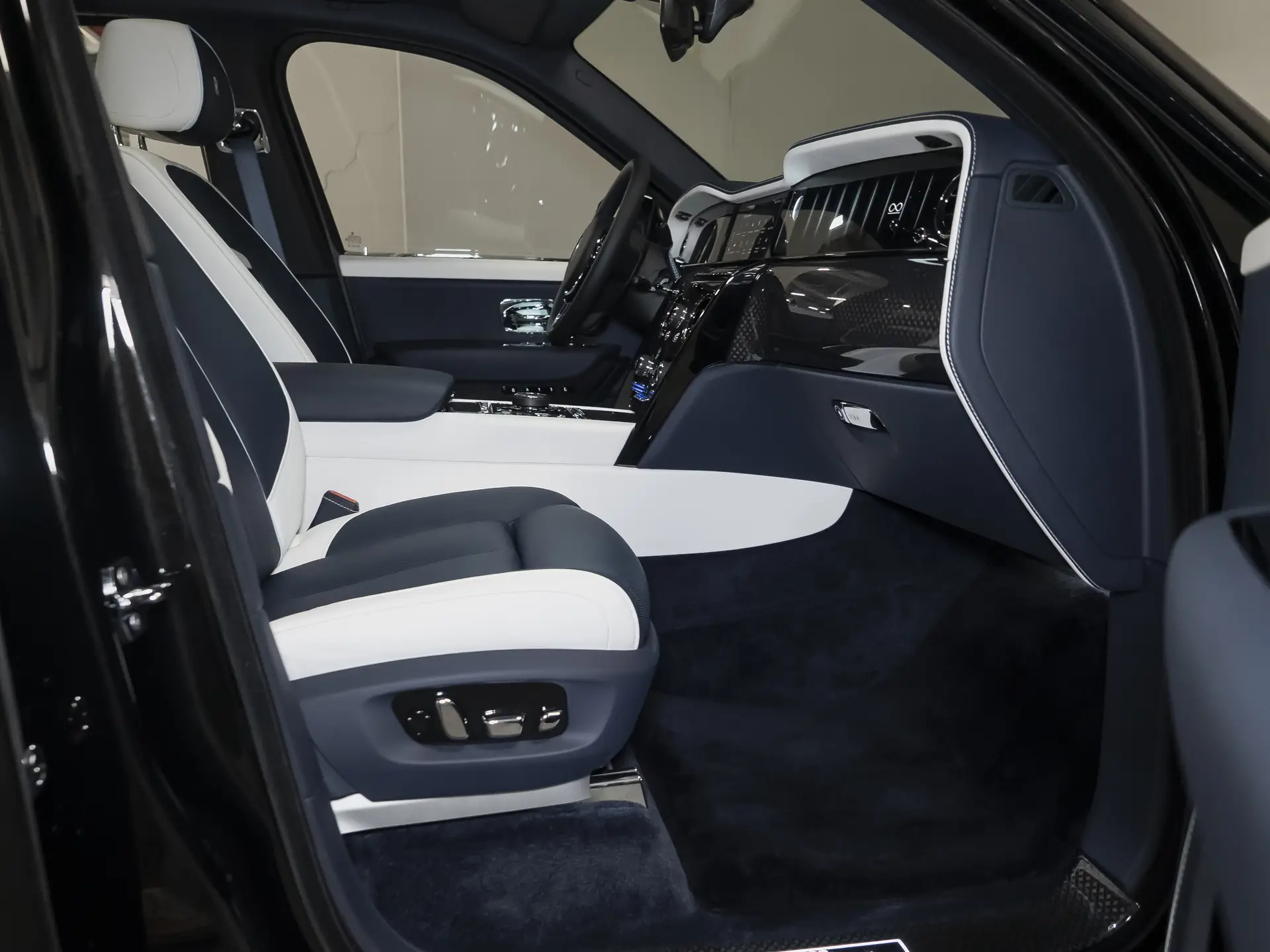 Rolls-Royce Cullinan Black Badge, I Рестайлинг, 2025 купить в салоне Million Miles