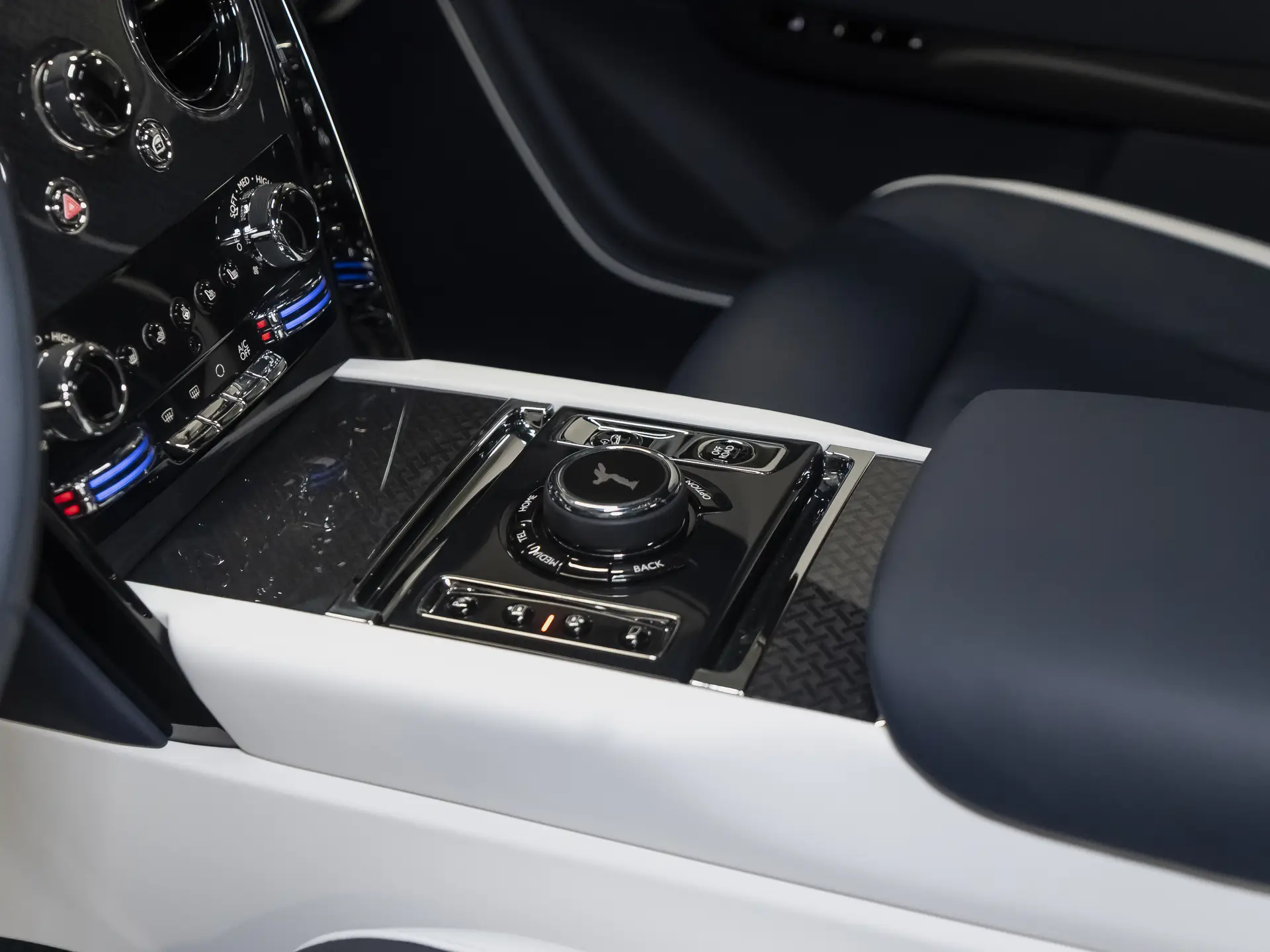 Rolls-Royce Cullinan Black Badge, I Рестайлинг, 2025 купить в салоне Million Miles