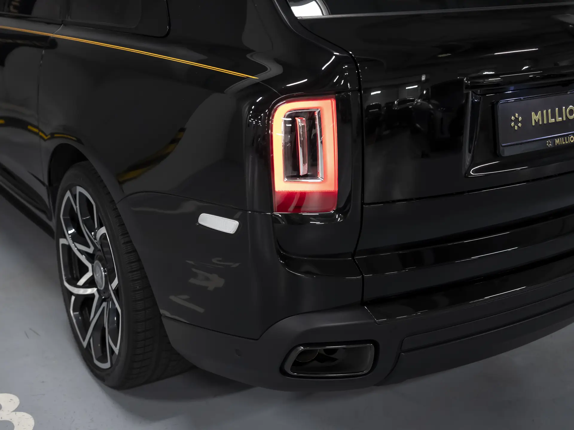 Rolls-Royce Cullinan Black Badge, I, 2022 купить в салоне Million Miles