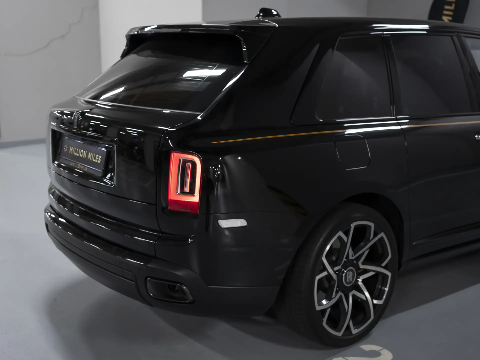Rolls-Royce Cullinan Black Badge, I, 2022 купить в салоне Million Miles