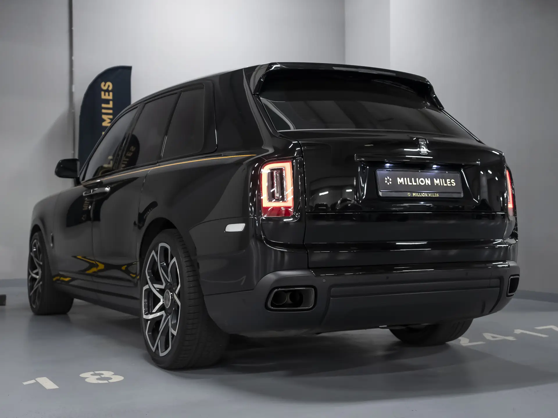 Rolls-Royce Cullinan Black Badge, I, 2022 купить в салоне Million Miles