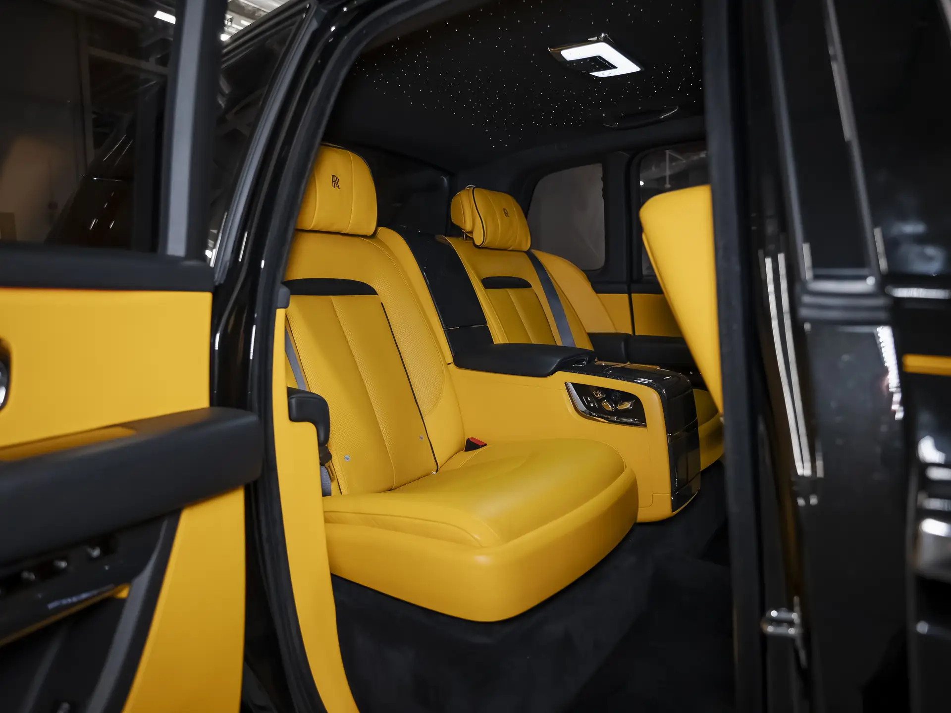 Rolls-Royce Cullinan Black Badge, I, 2022 купить в салоне Million Miles