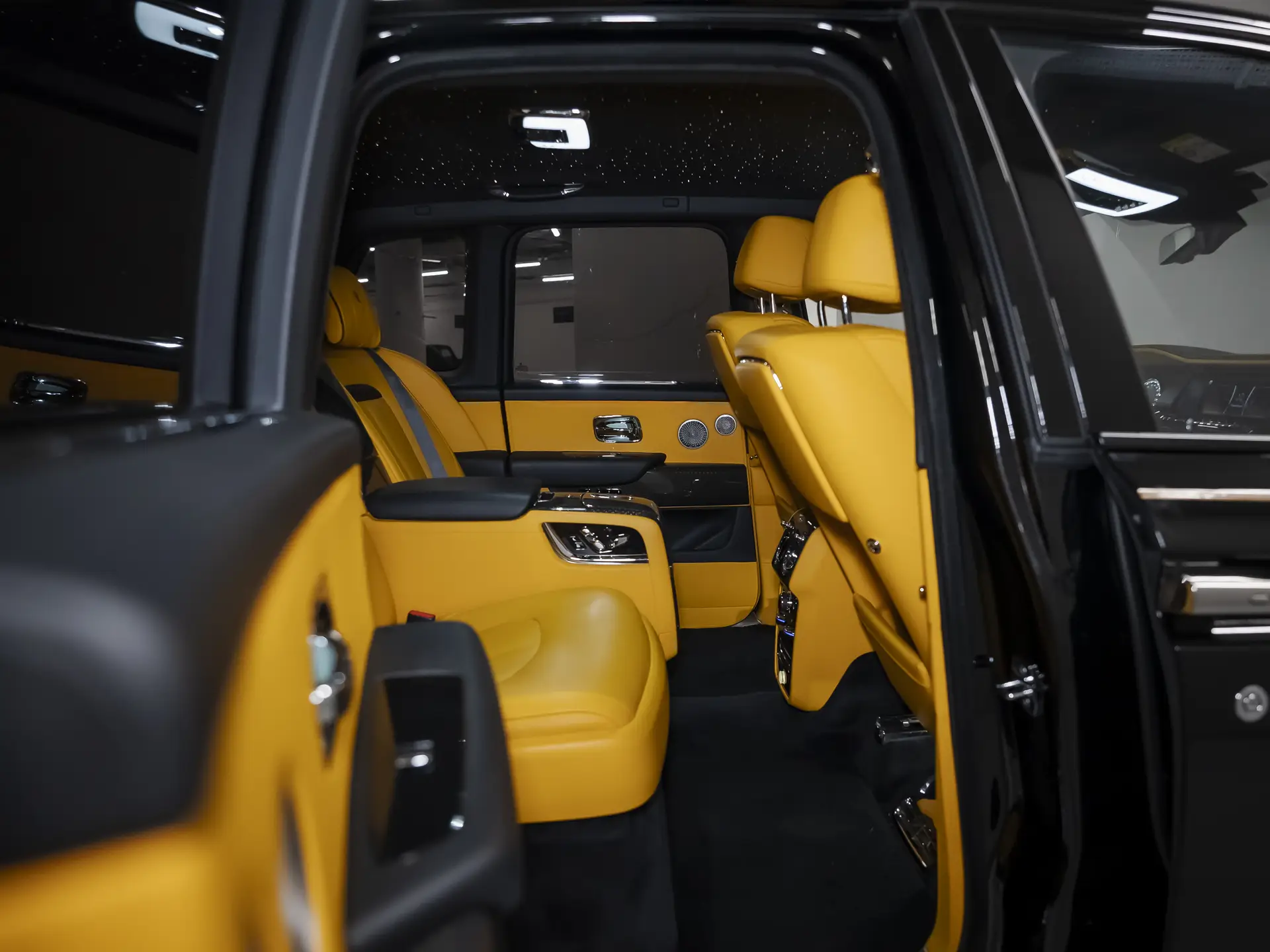 Rolls-Royce Cullinan Black Badge, I, 2022 купить в салоне Million Miles