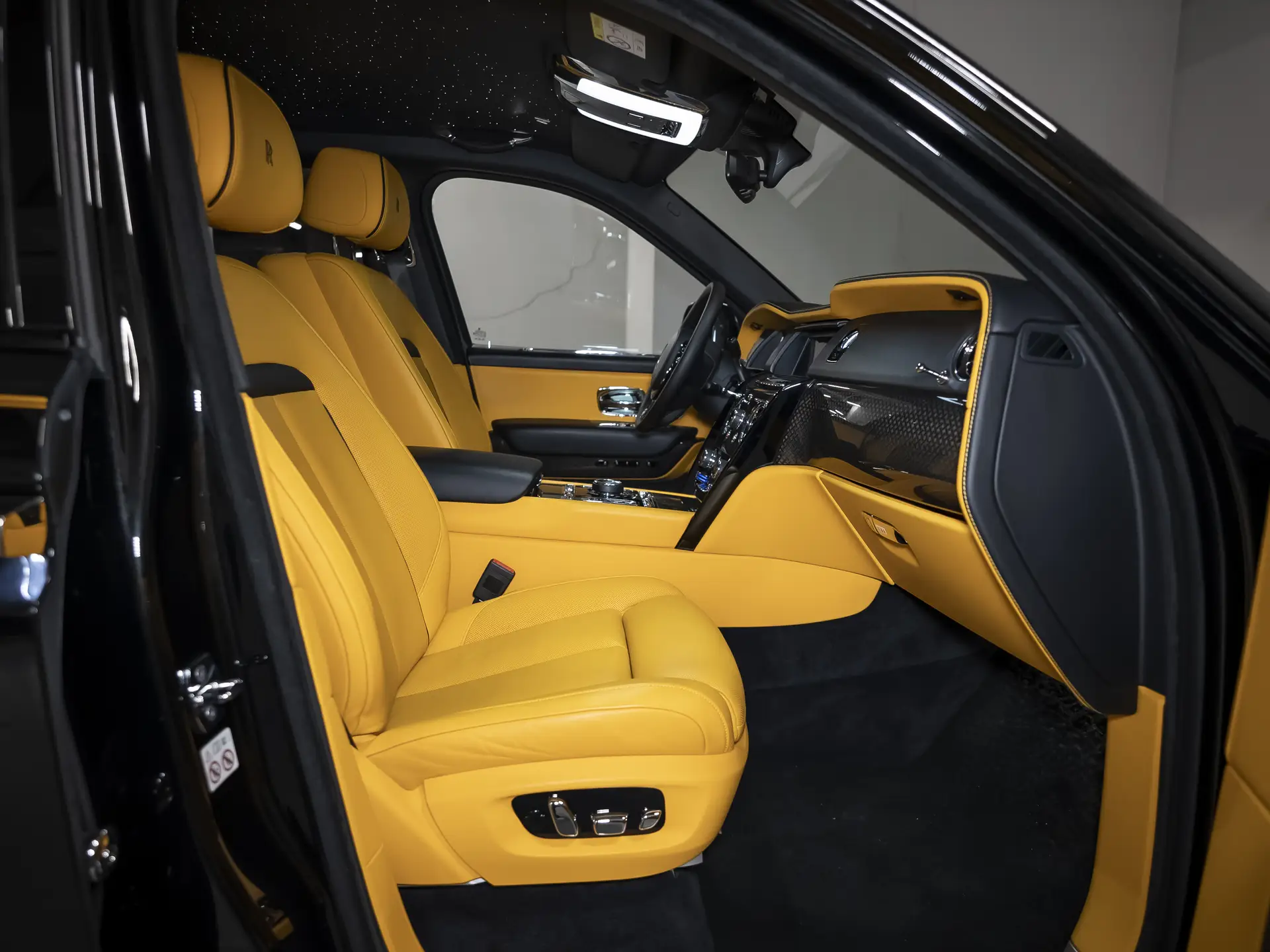 Rolls-Royce Cullinan Black Badge, I, 2022 купить в салоне Million Miles