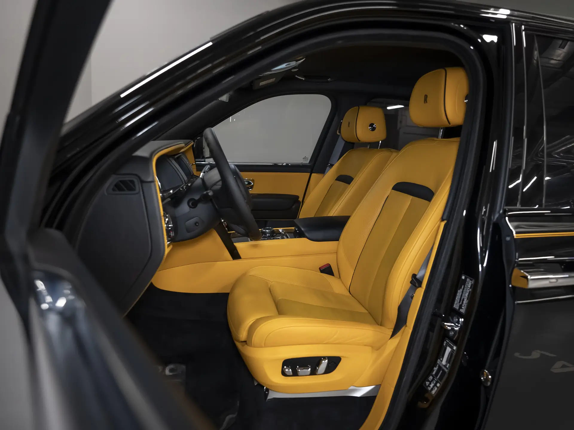 Rolls-Royce Cullinan Black Badge, I, 2022 купить в салоне Million Miles