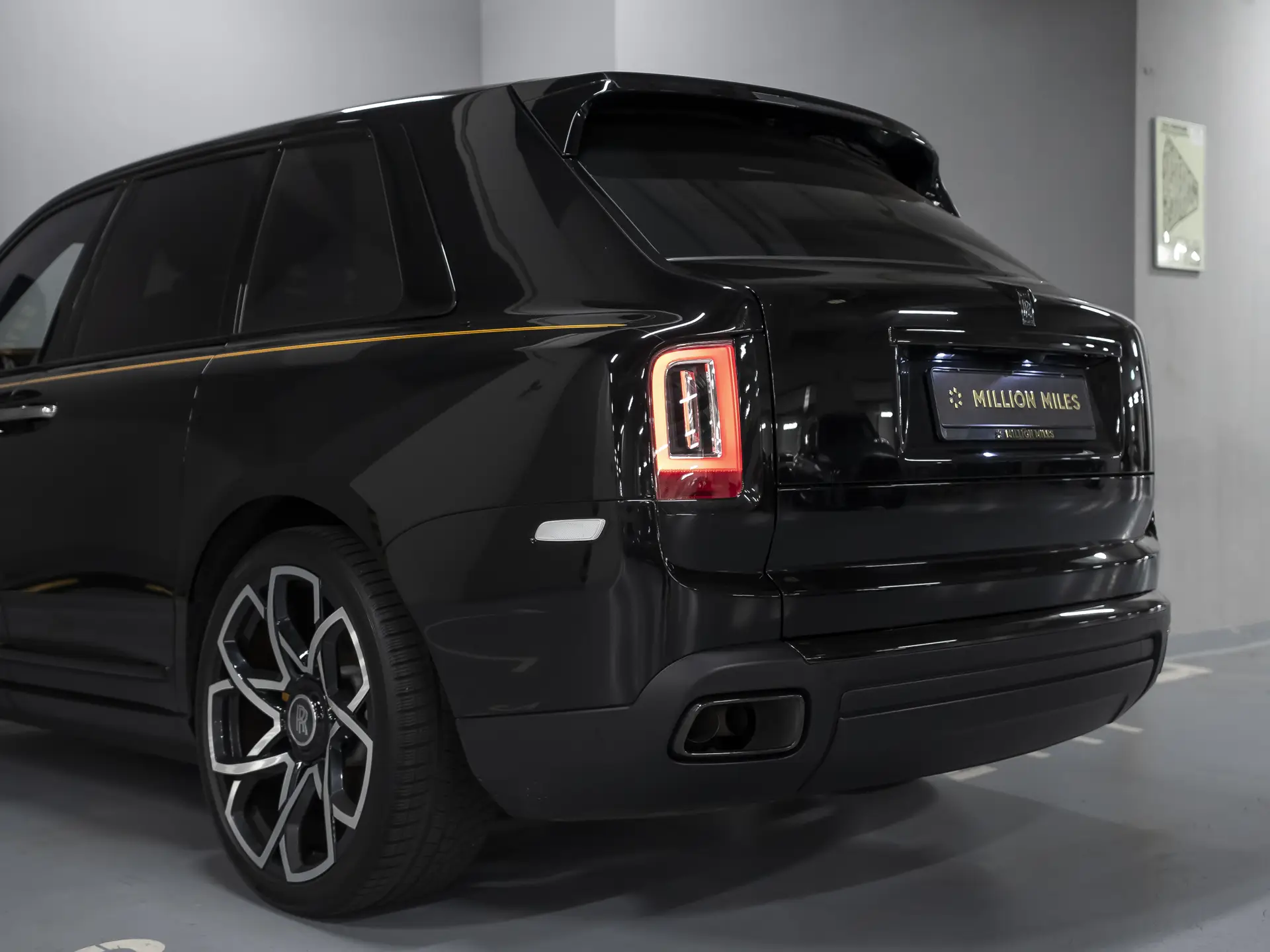 Rolls-Royce Cullinan Black Badge, I, 2022 купить в салоне Million Miles