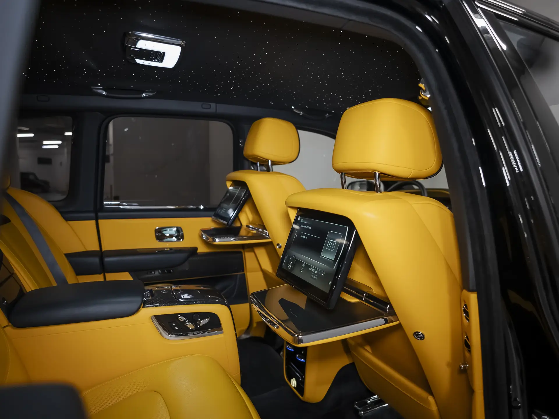 Rolls-Royce Cullinan Black Badge, I, 2022 купить в салоне Million Miles