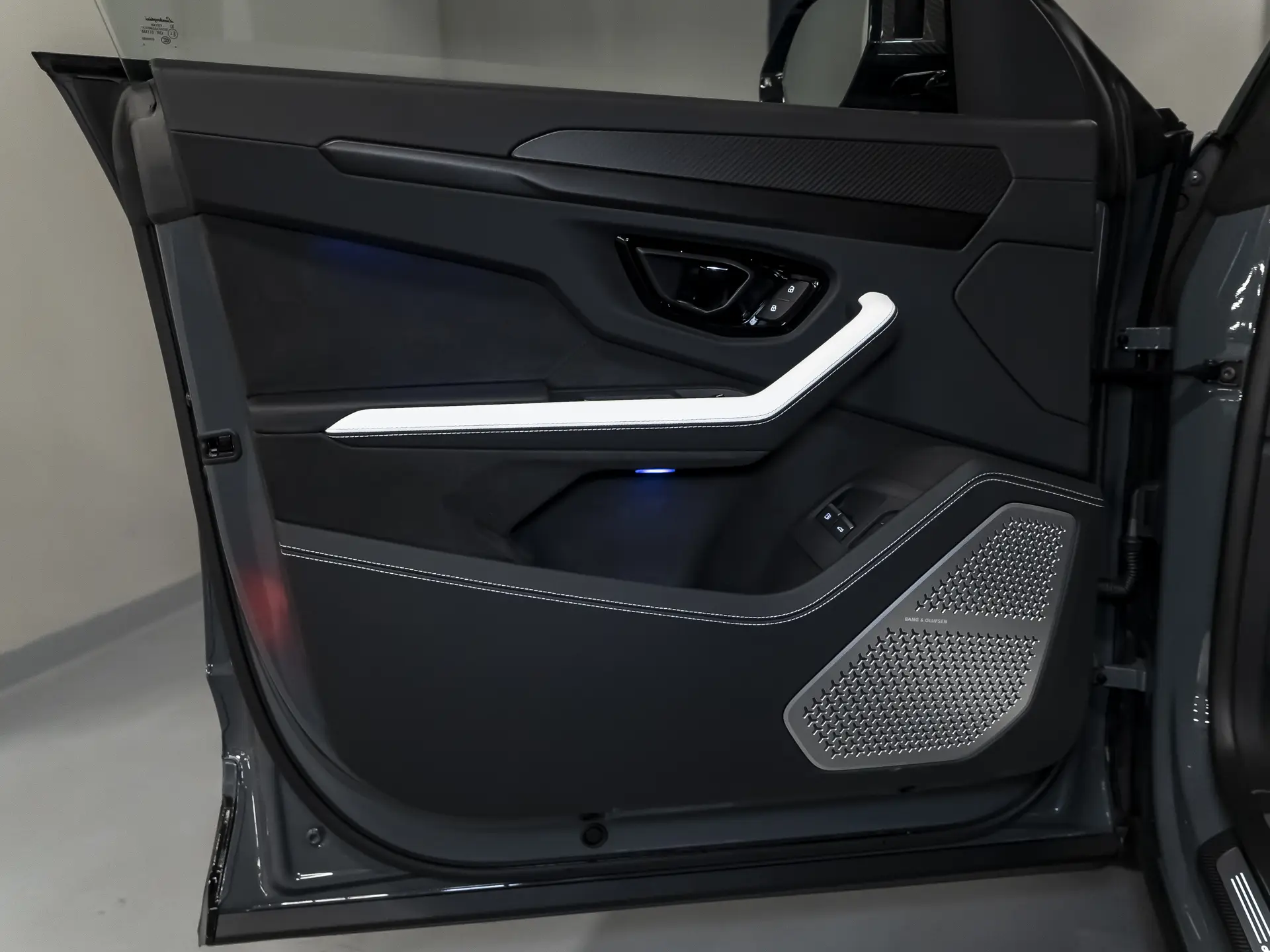 Lamborghini Urus SE, I Рестайлинг, 2025 купить в салоне Million Miles