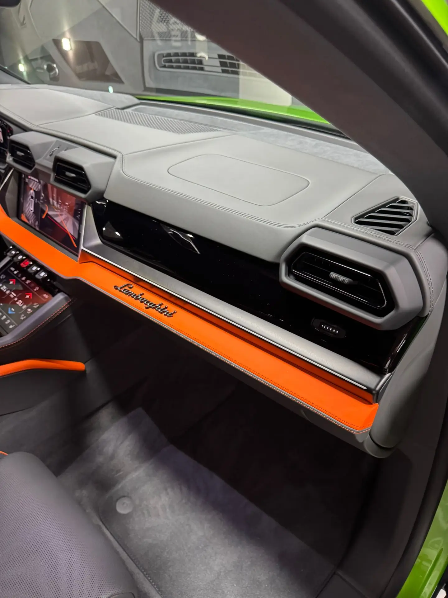 Lamborghini Urus SE, I Рестайлинг, 2025 купить в салоне Million Miles