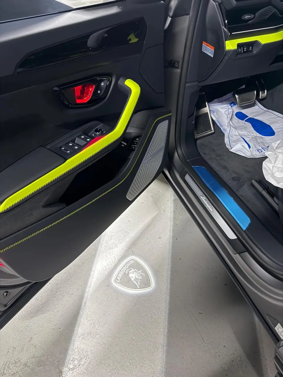 Lamborghini Urus SE, I Рестайлинг, 2025 купить в салоне Million Miles