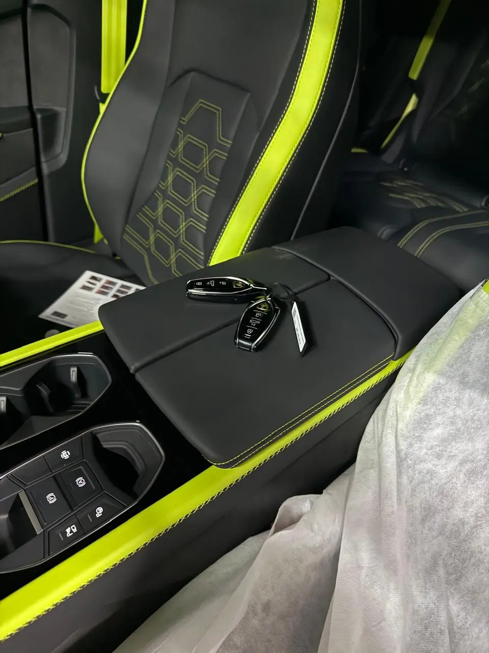 Lamborghini Urus SE, I Рестайлинг, 2025 купить в салоне Million Miles