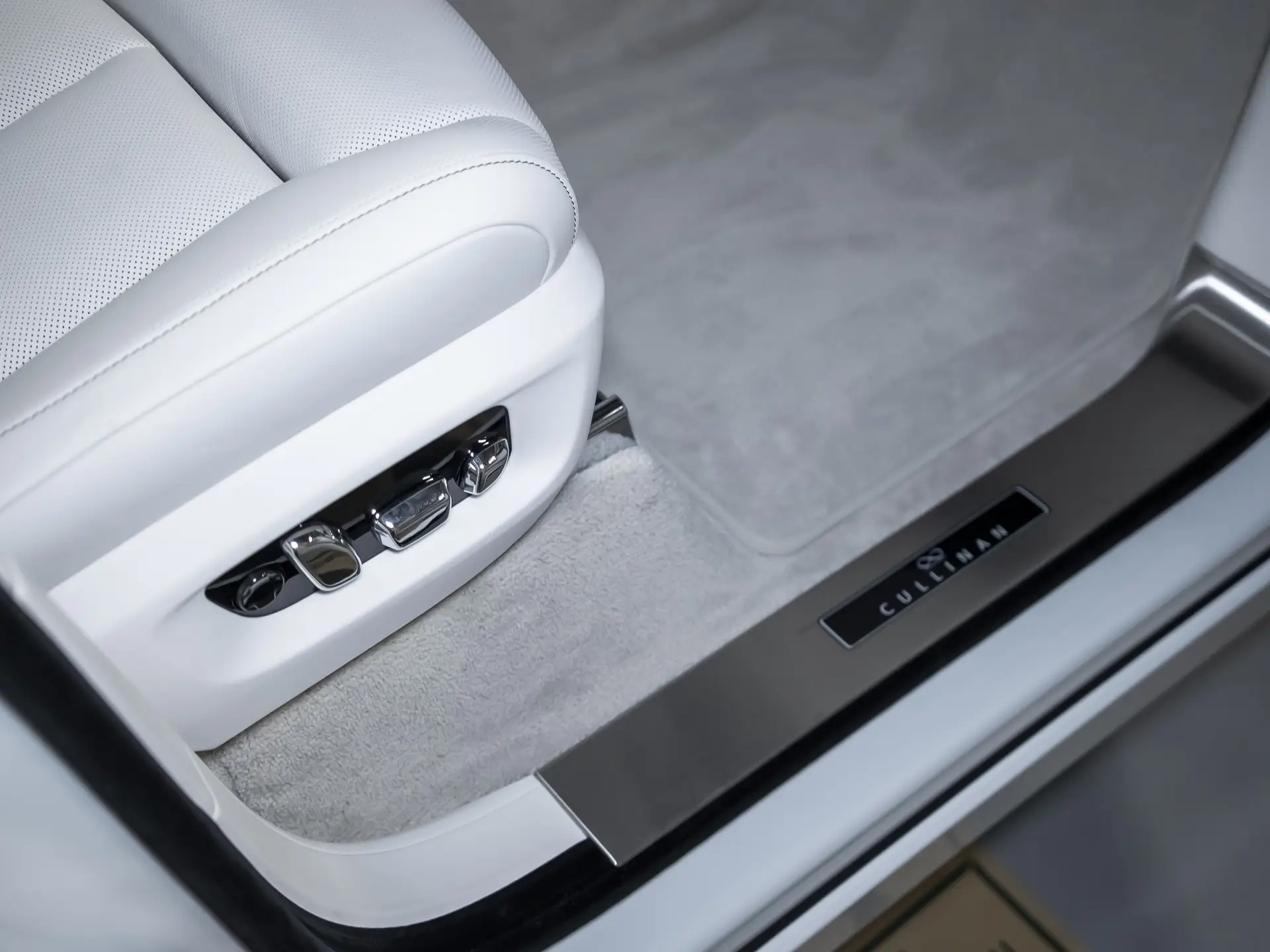 Rolls-Royce Cullinan, I Рестайлинг, 2025 купить в салоне Million Miles