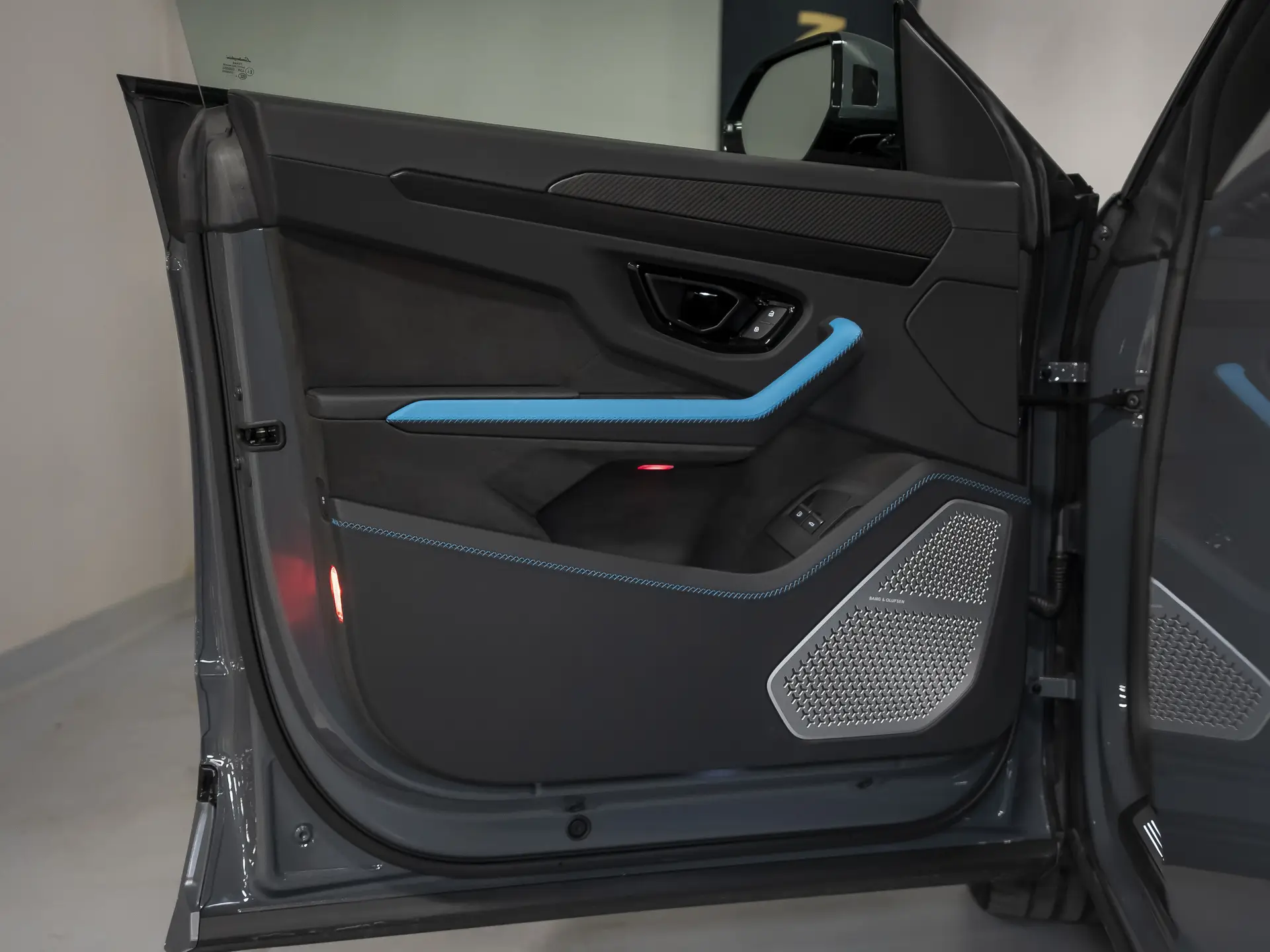 Lamborghini Urus SE, I Рестайлинг, 2025 купить в салоне Million Miles