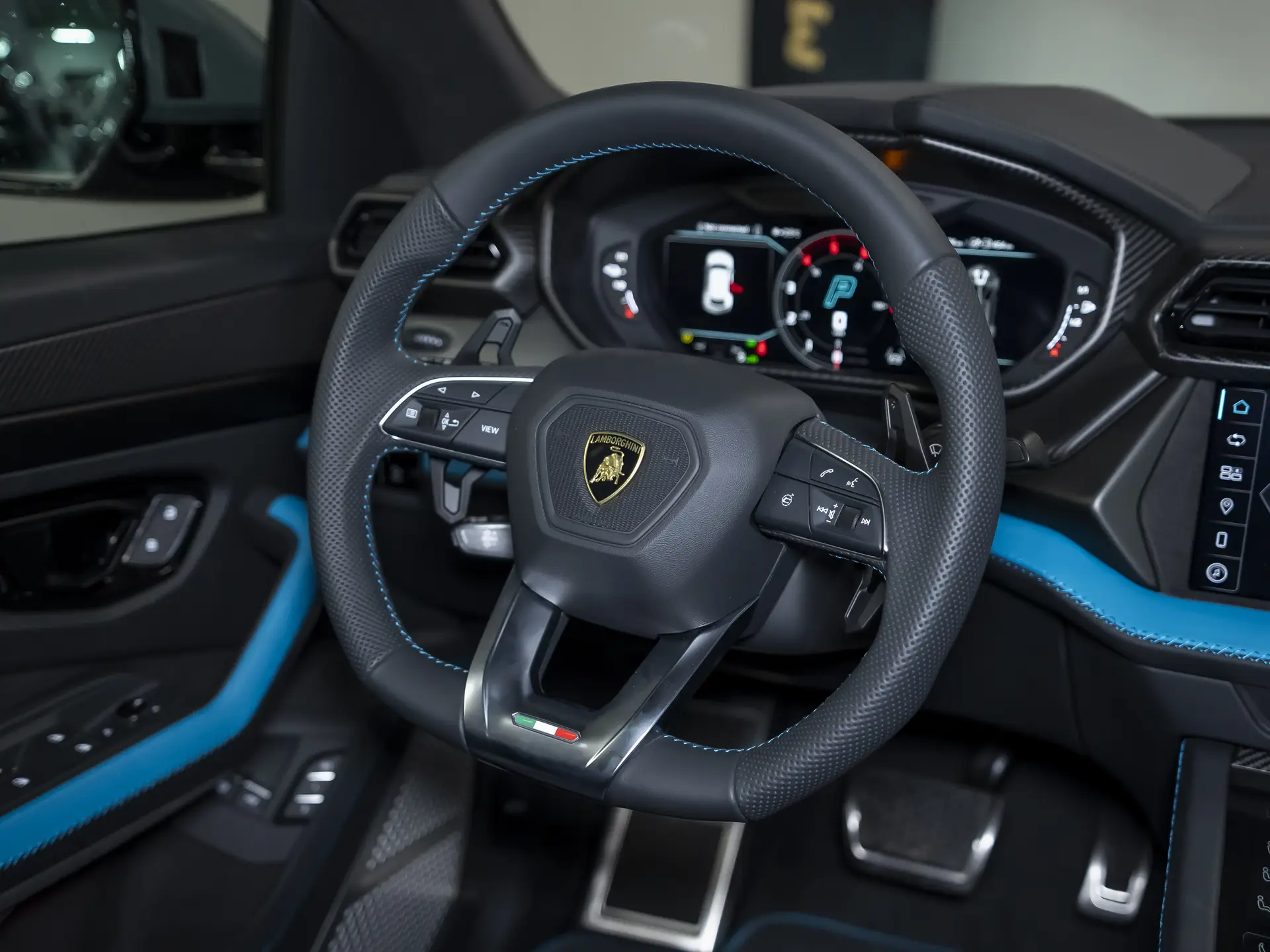 Lamborghini Urus SE, I Рестайлинг, 2025 купить в салоне Million Miles