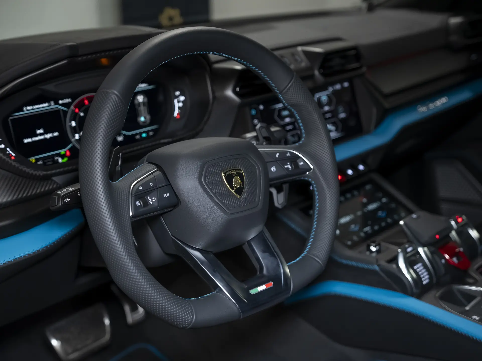 Lamborghini Urus SE, I Рестайлинг, 2025 купить в салоне Million Miles