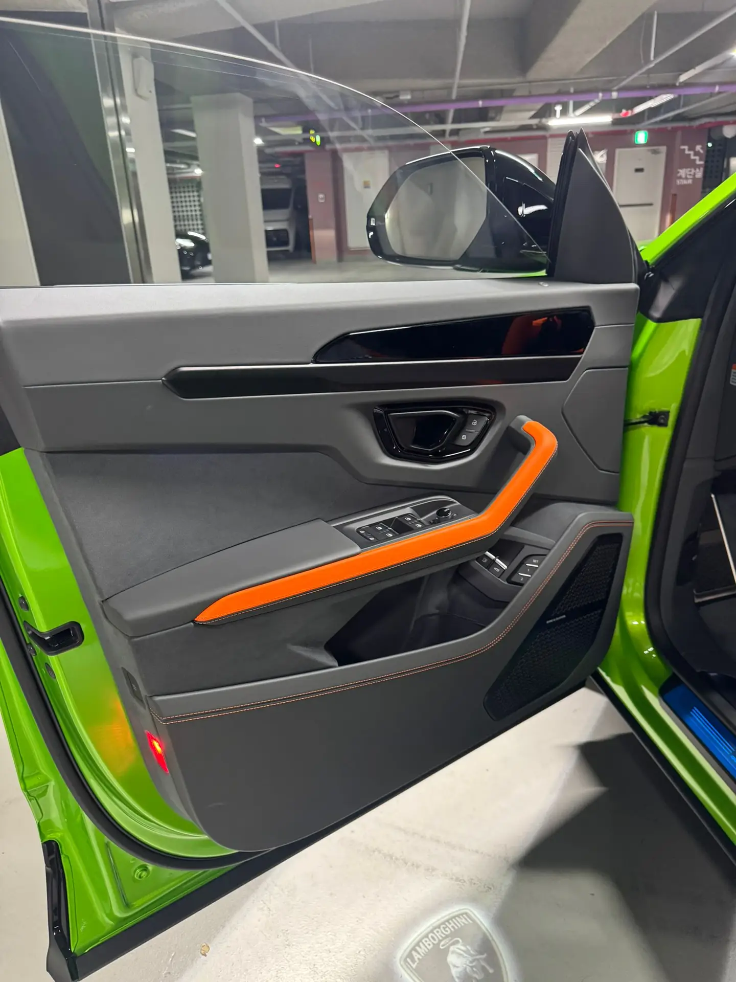 Lamborghini Urus SE, I Рестайлинг, 2025 купить в салоне Million Miles